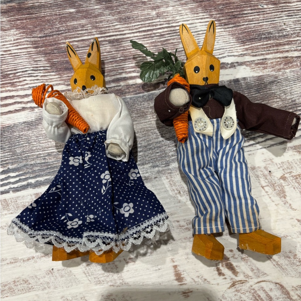 Vintagehe Hubao German Lotte Sievers hand carvedd wooden rabbits.